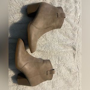 Bella Marie tan boots size 6